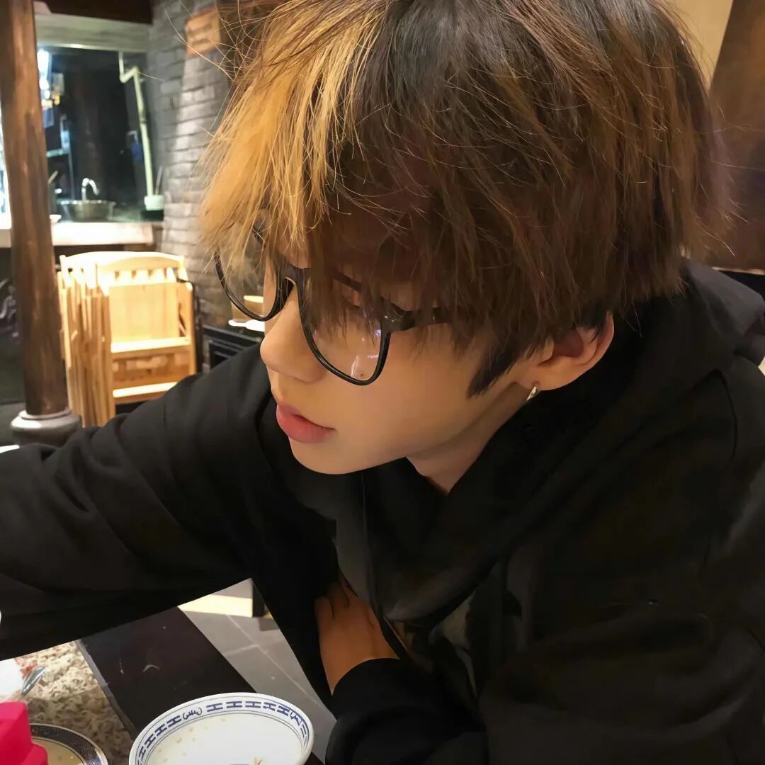 个性侧脸男生头像
