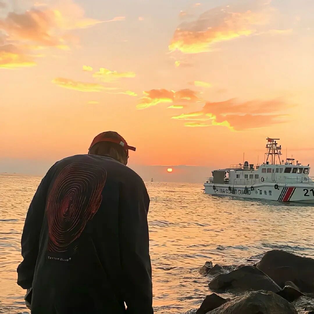 氛围感海边日落背影不露脸男生头像