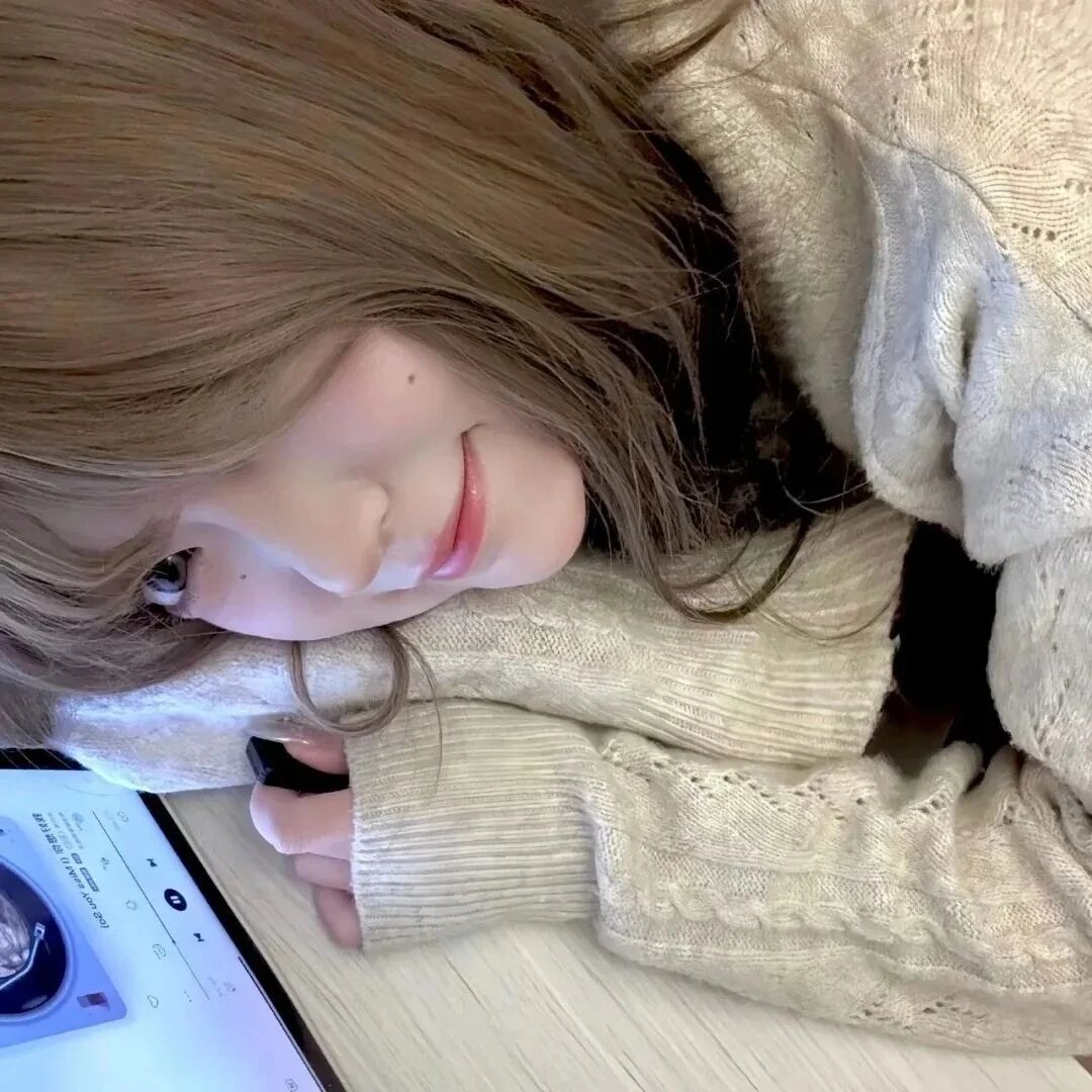 趴着甜妹女生头像