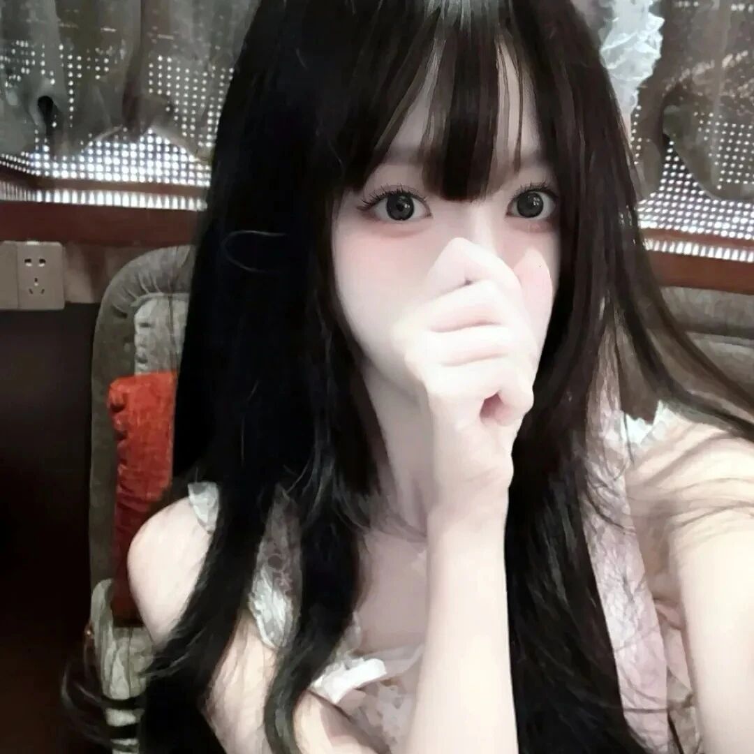 捂嘴纯欲女生头像