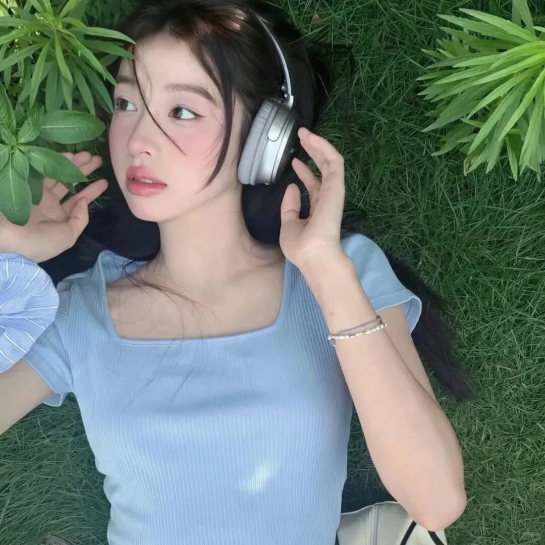 戴耳机小清新女生头像