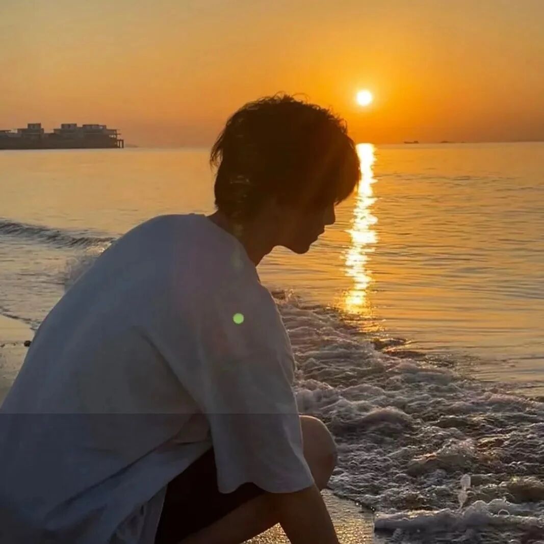 氛围感日落海边侧脸男生头像