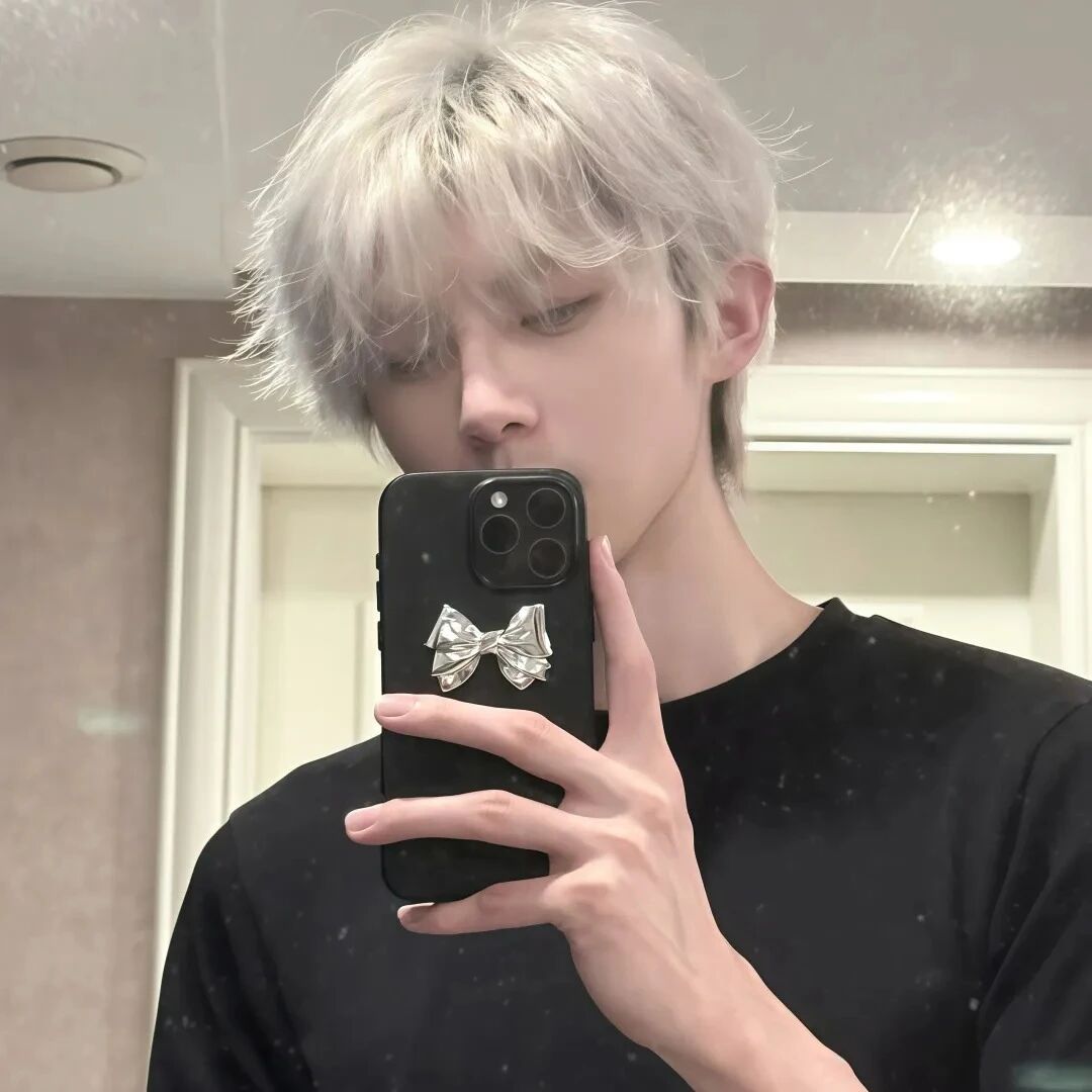 自拍手机痞帅男生头像