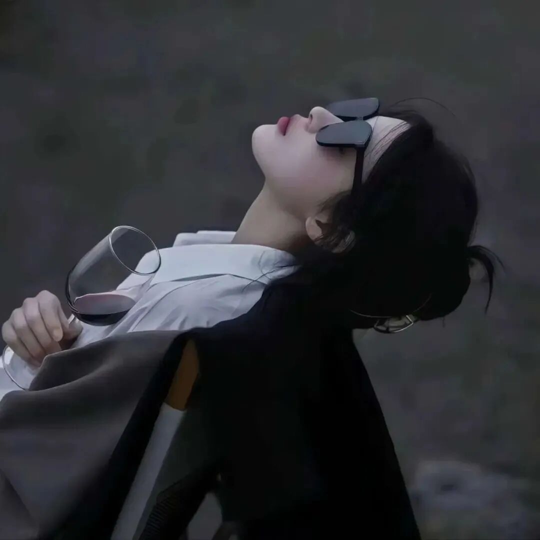 墨镜气质侧脸女生头像