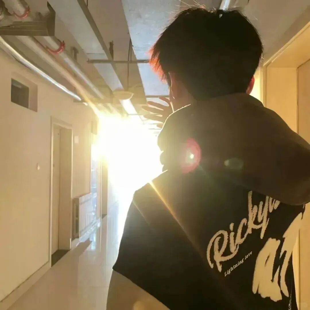 光感背影不露脸男生头像