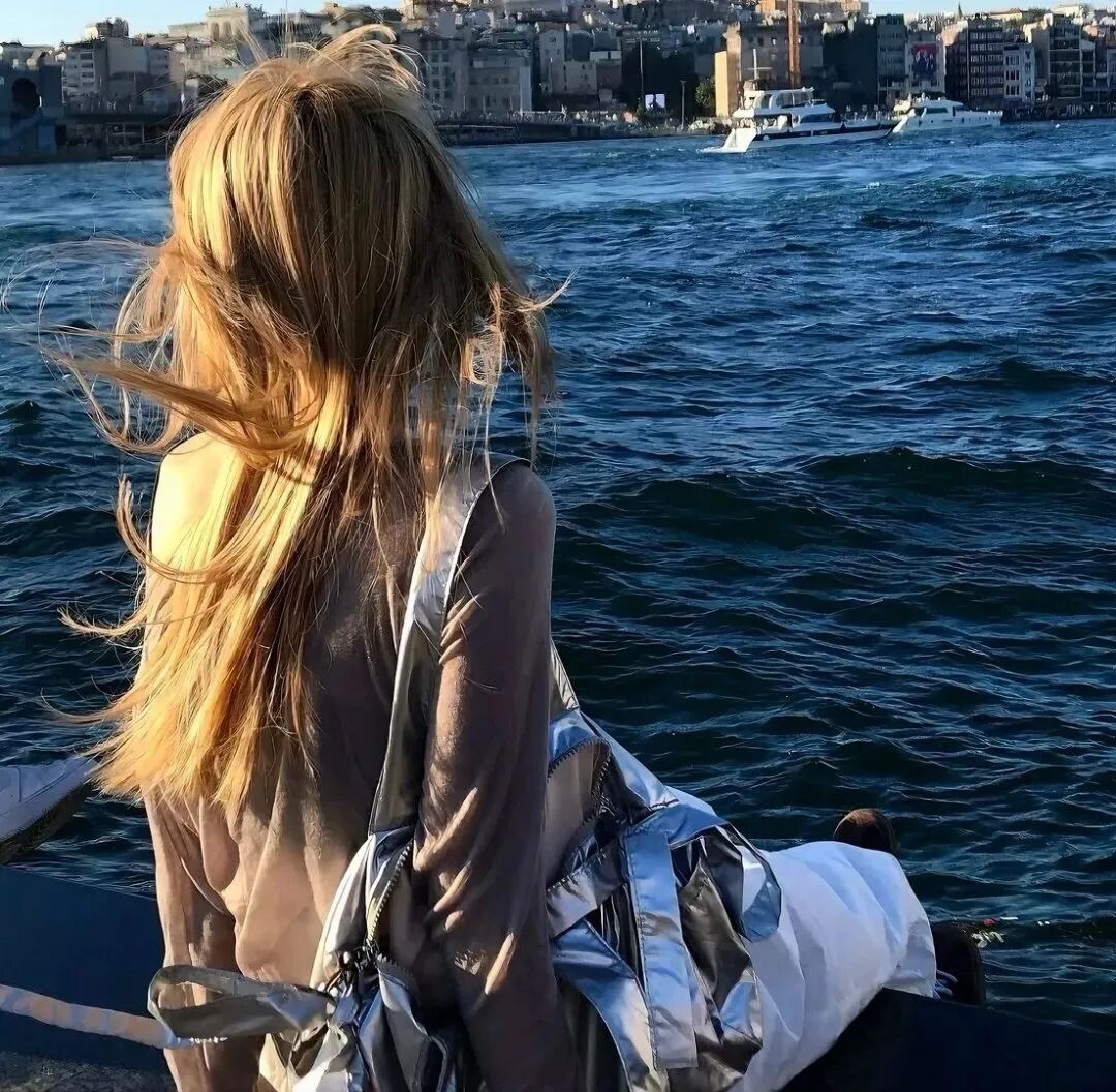 海边自由感背影不露脸女生头像