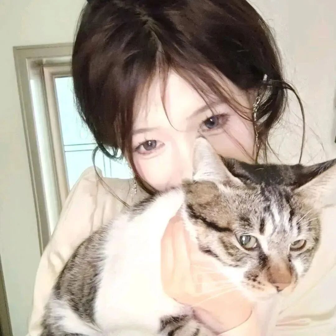 抱着猫眯甜妹女生头像