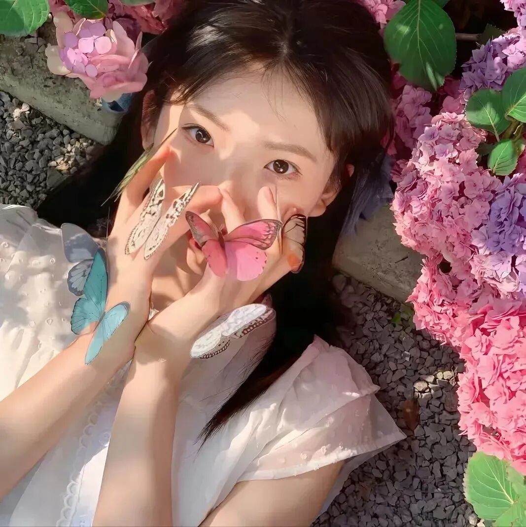 捂嘴蝴蝶温柔女生头像