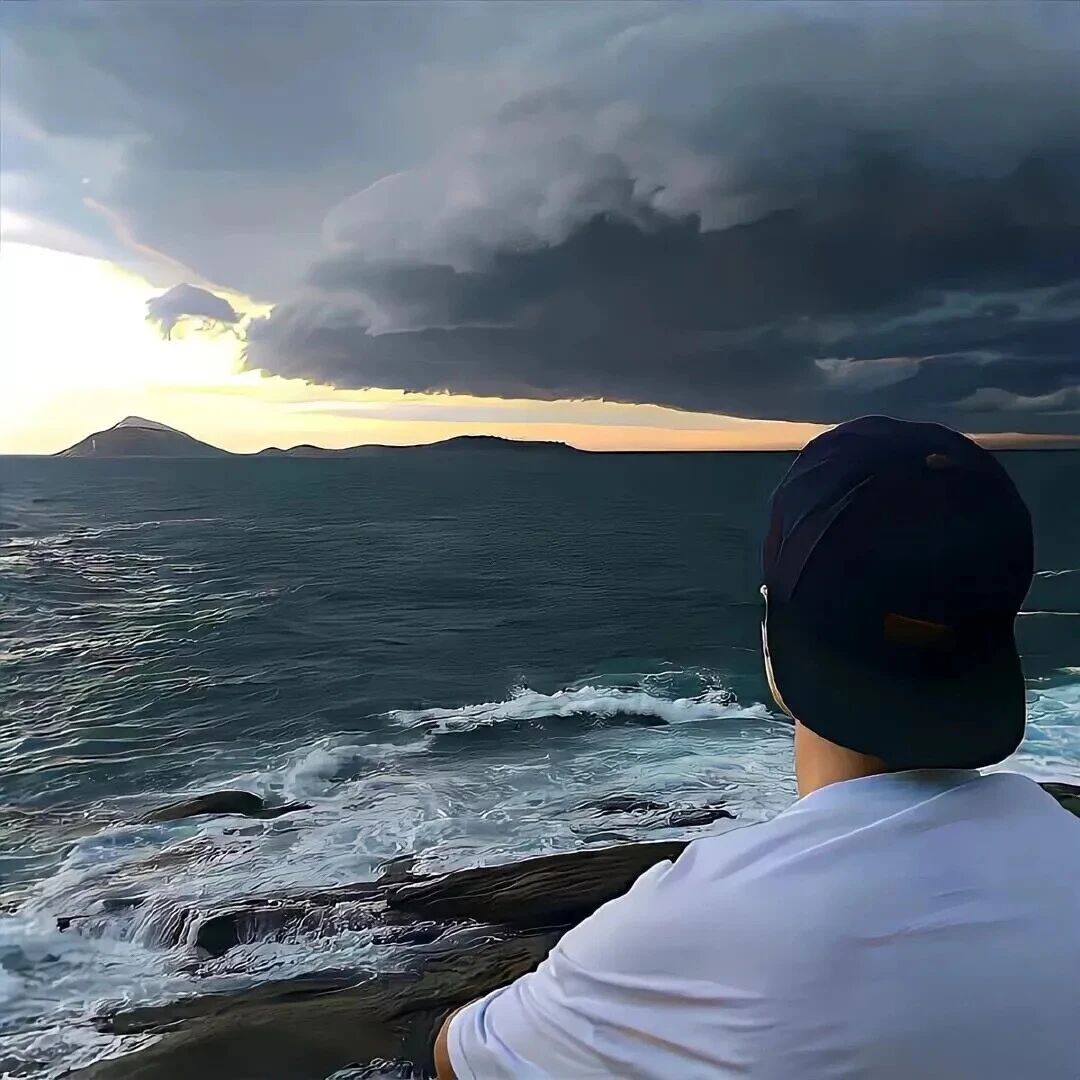 海边自由感不露脸男生头像