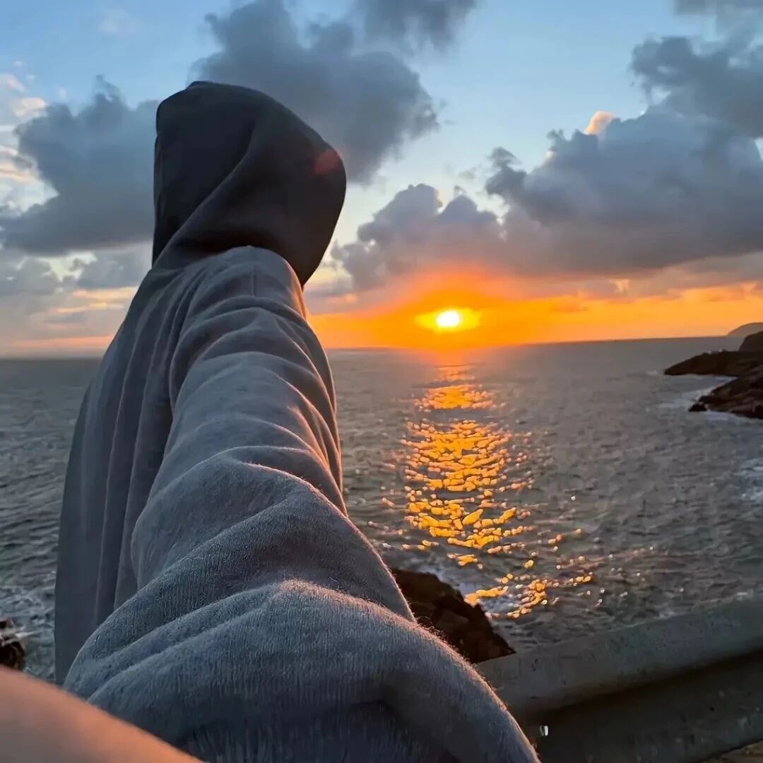 海边日落自由感不露脸男生头像