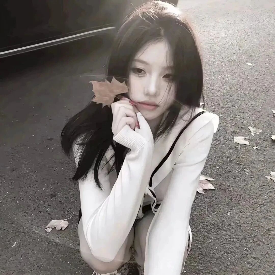 funsiudunqiuyefaxiao蹲着单人真人情侣头像