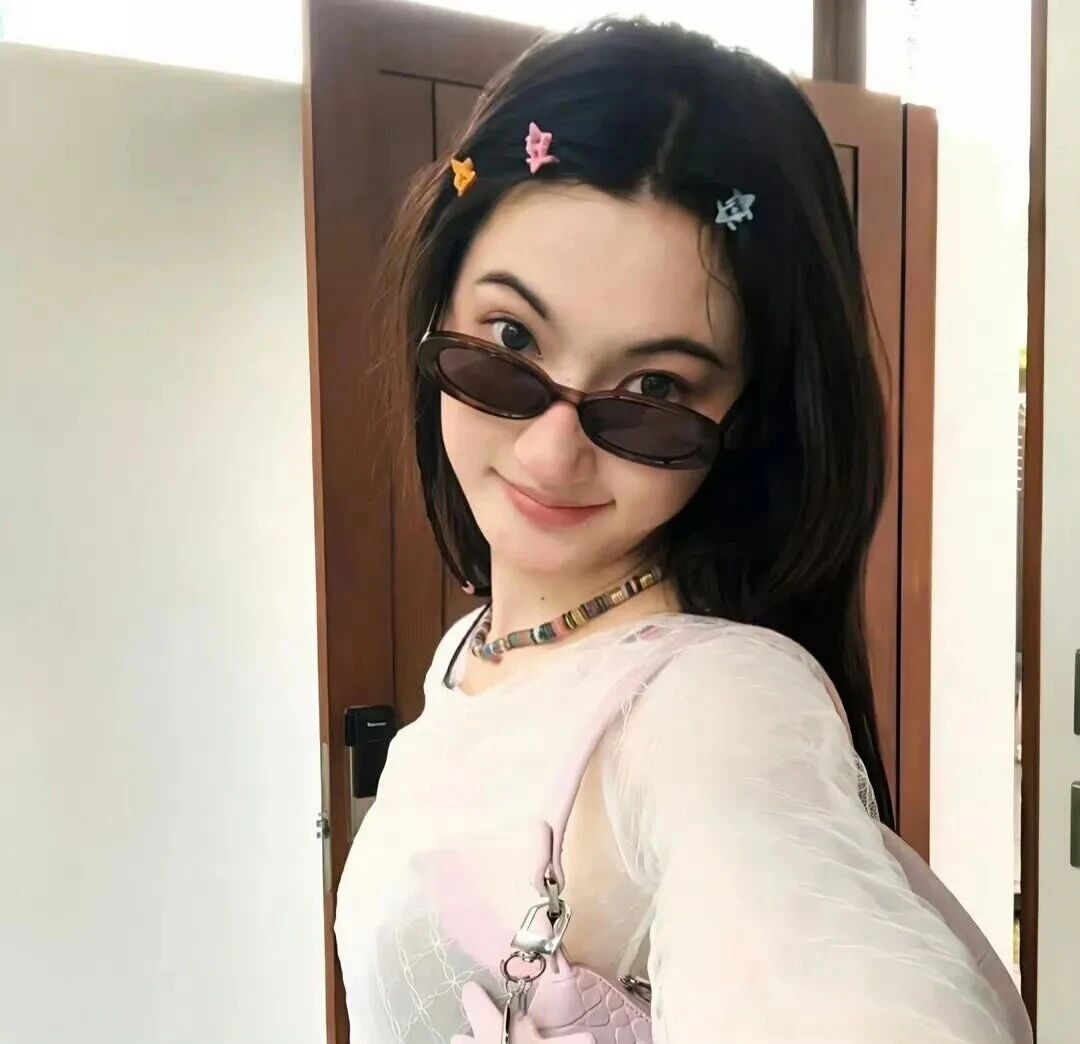 墨镜甜妹女生头像