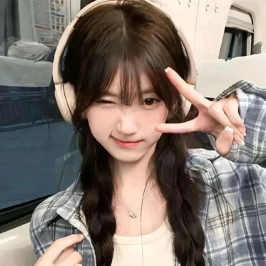 戴耳机剪刀手甜妹女生头像