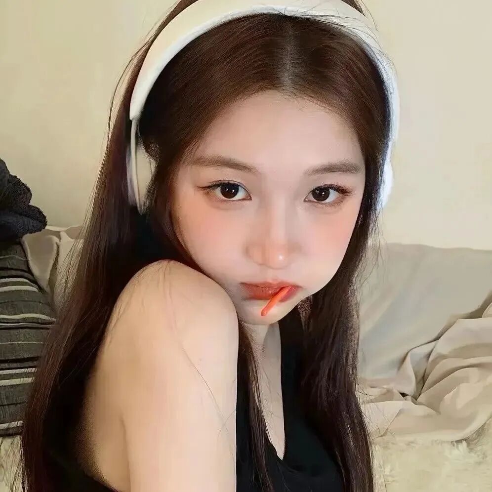 戴耳机纯欲女生头像