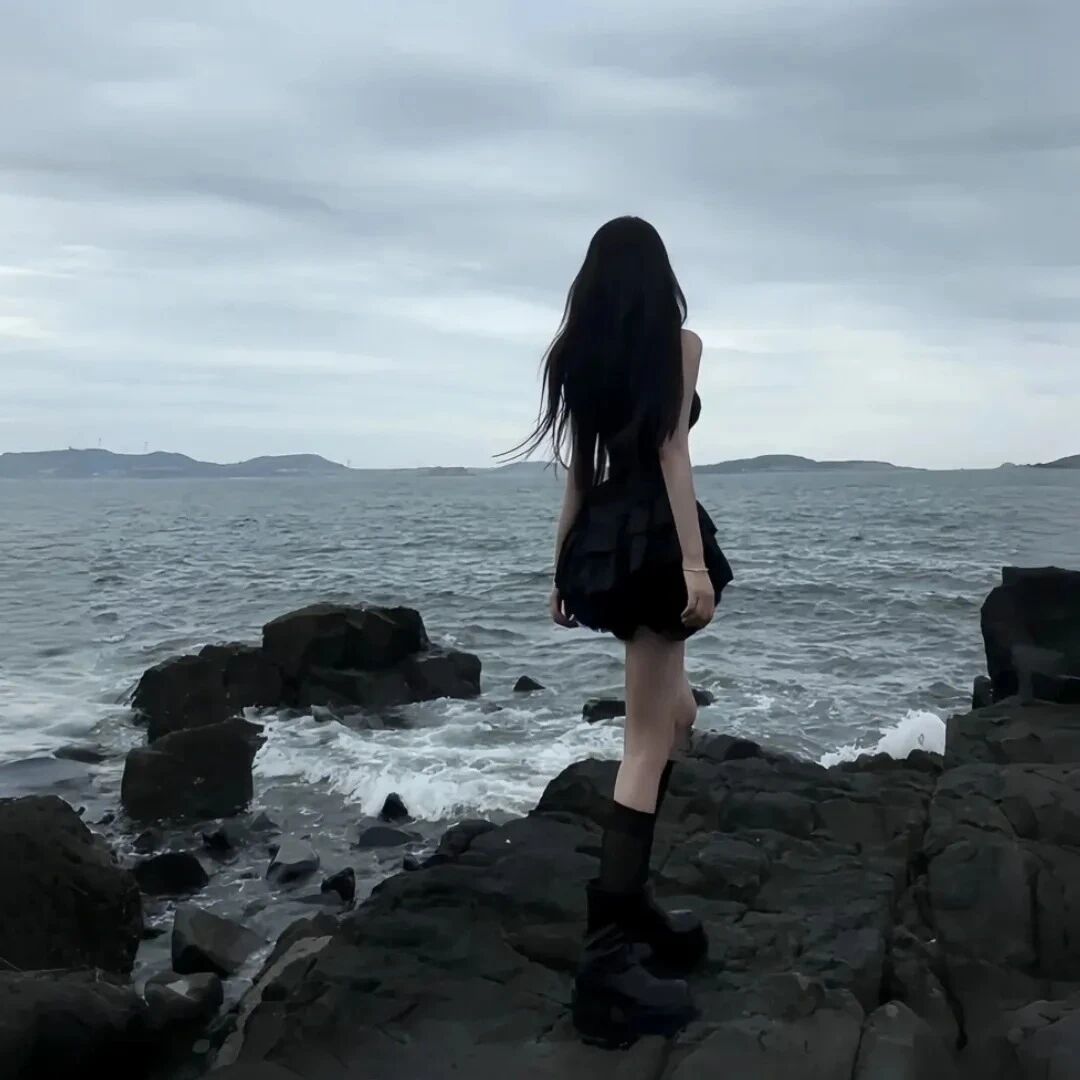 海边气质背影不露脸女生头像