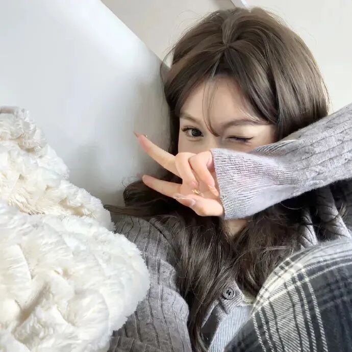 剪刀手小众女生头像