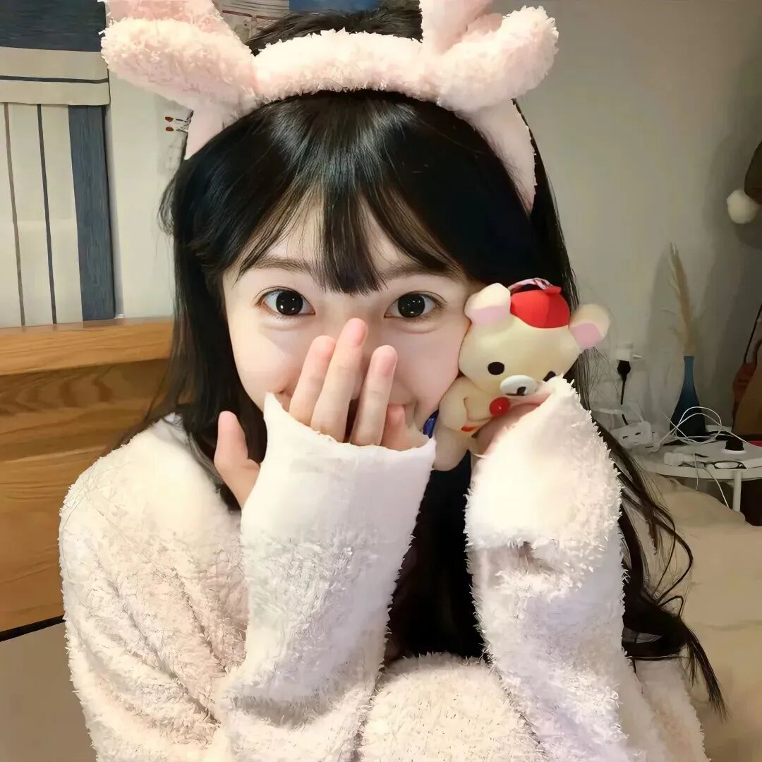 捂嘴甜妹爱笑女生头像