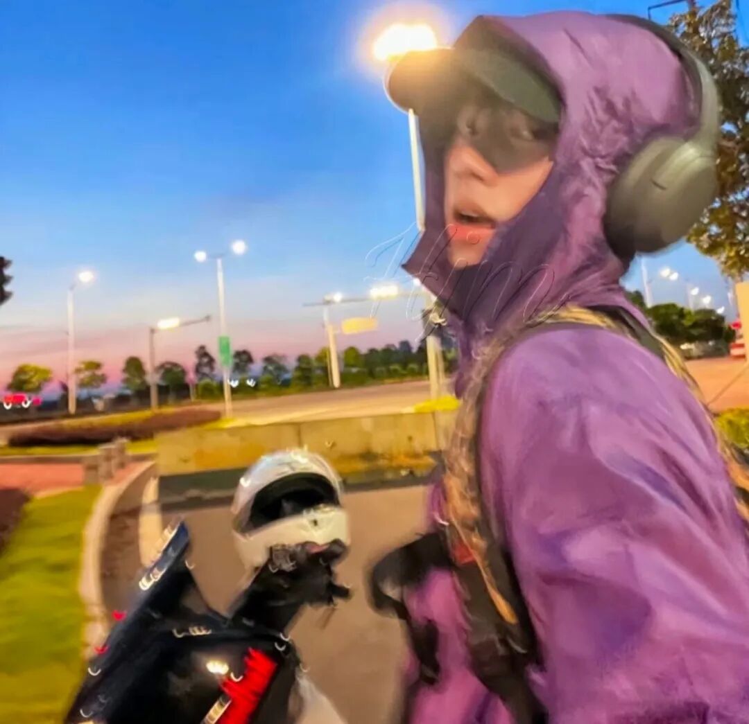 戴耳机机车个性男生头像