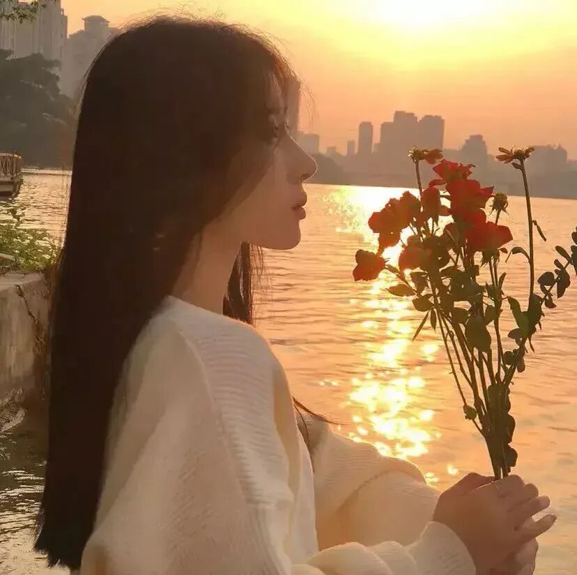 鲜花海边温柔侧脸女生头像