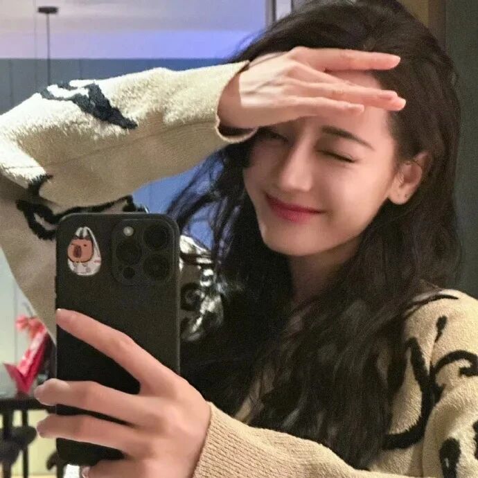 迪丽热巴爱豆自拍手机气质女生头像