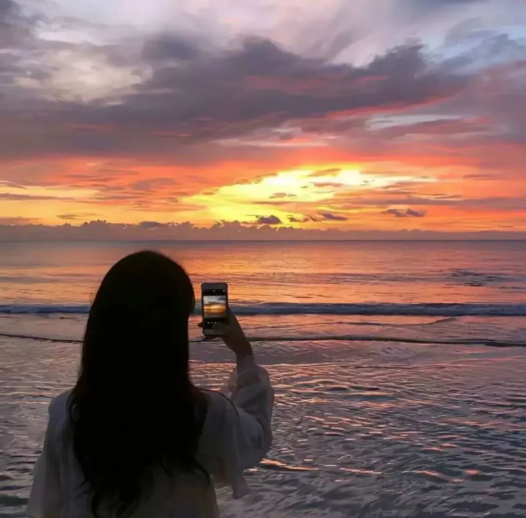 晚霞海边氛围感不露脸女生头像