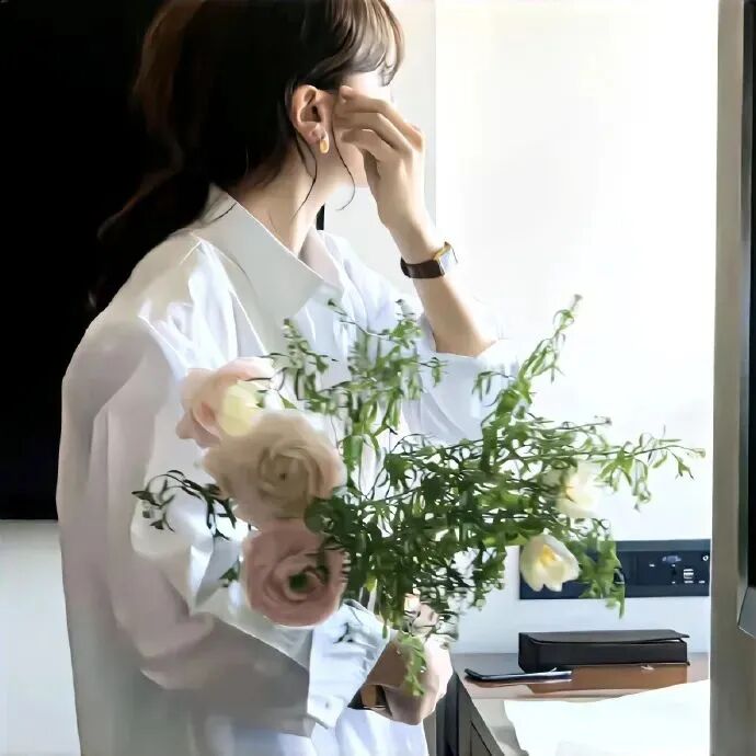 小清新手捧花侧脸女生头像