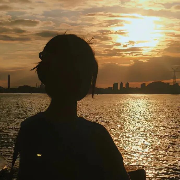氛围感海边日出不露脸女生头像