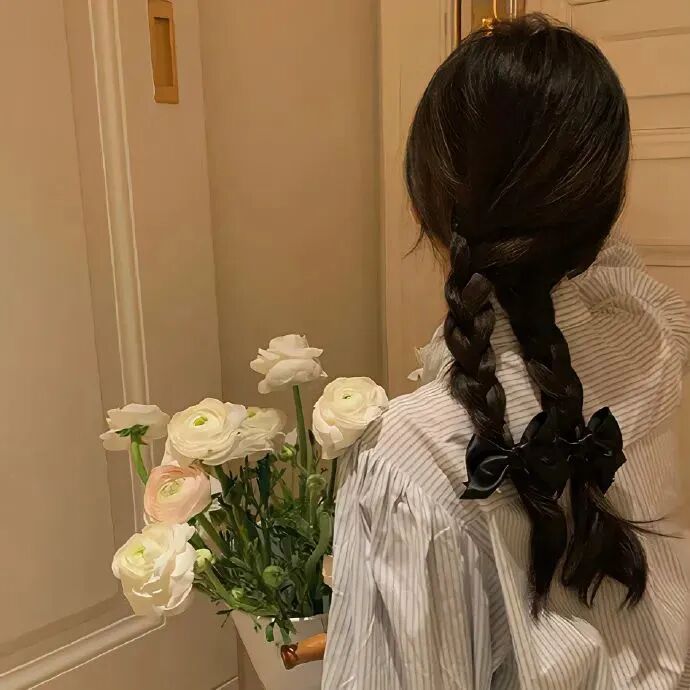 鲜花手捧花不露脸女生头像