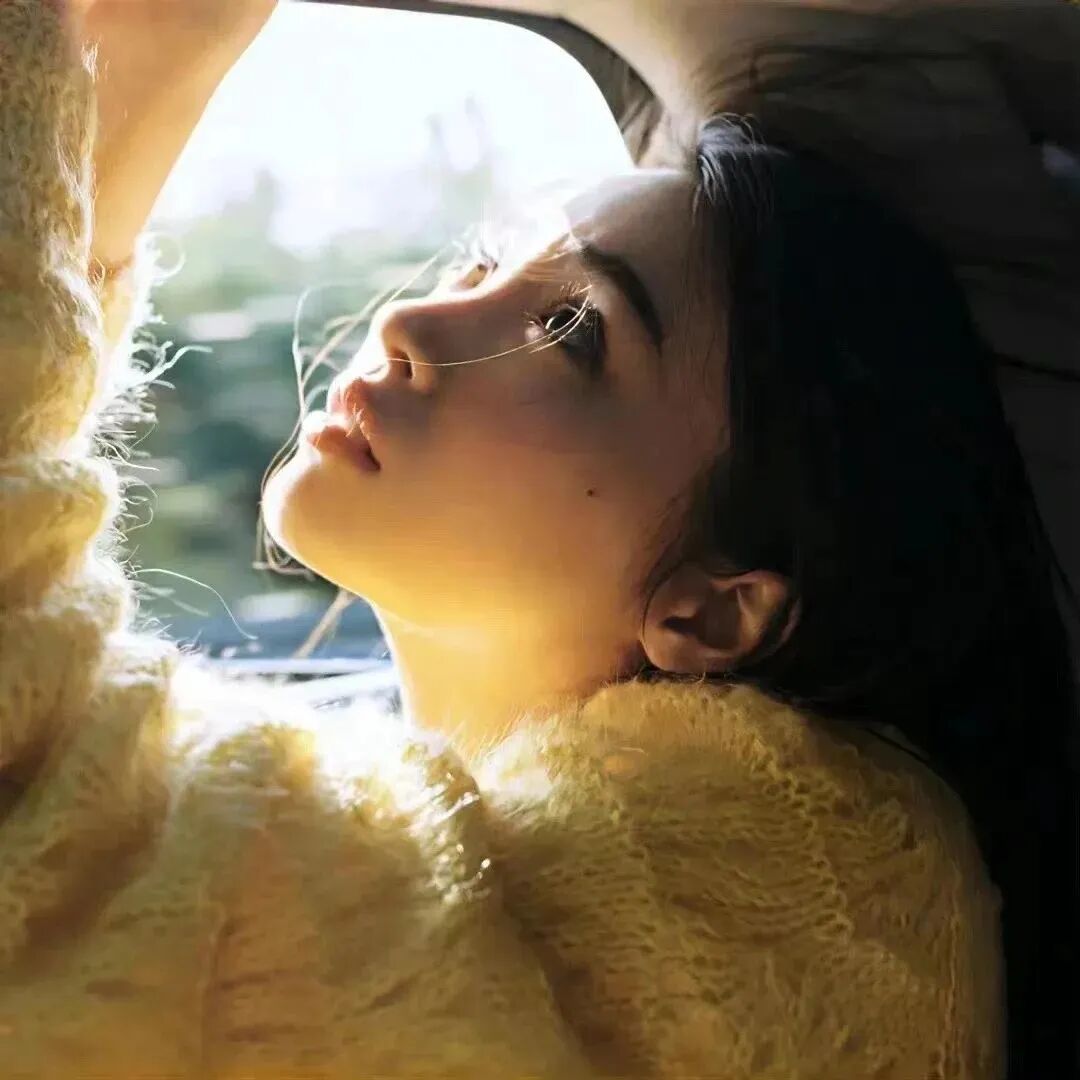 氛围感女生头像侧脸女生头像