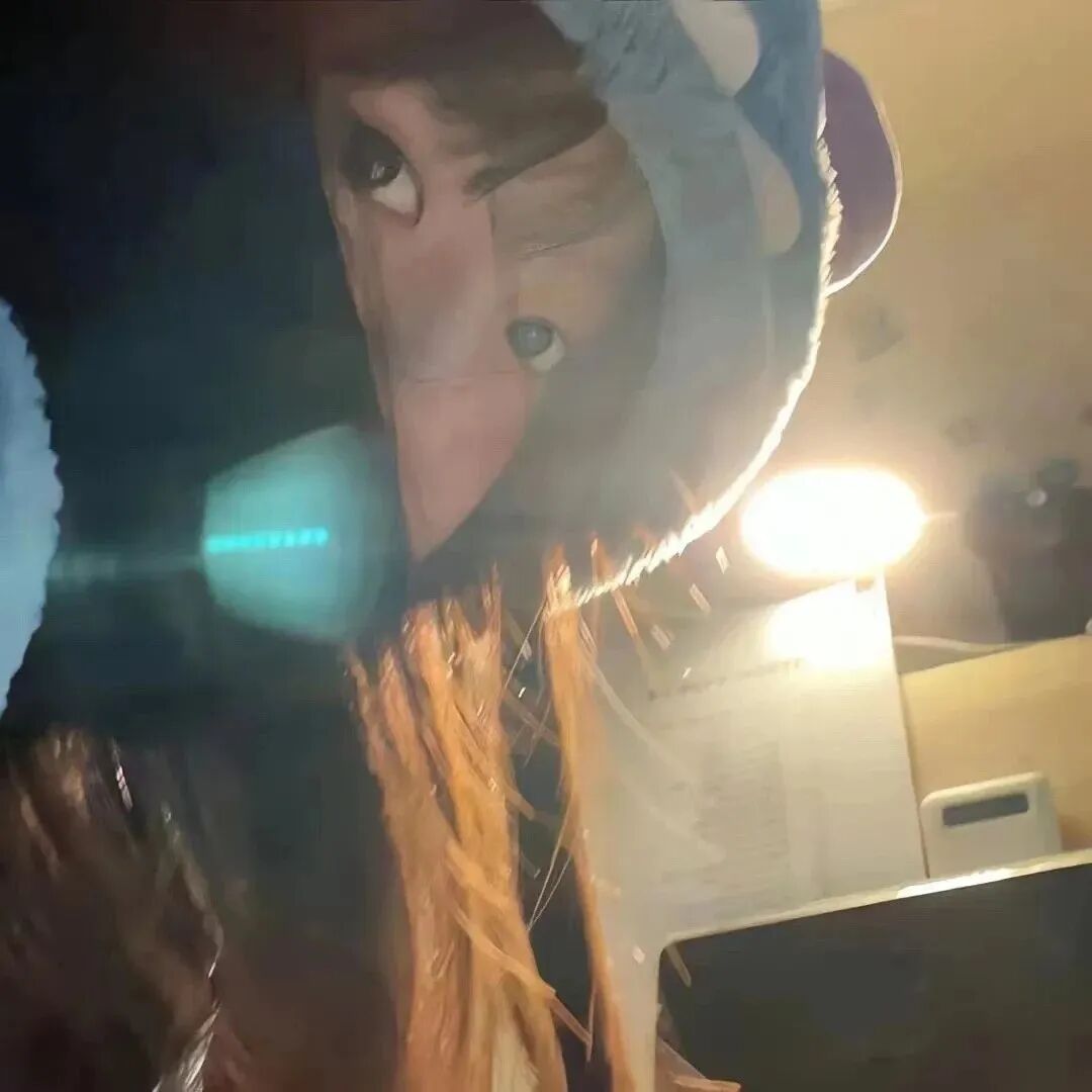 氛围感女生头像侧脸女生头像