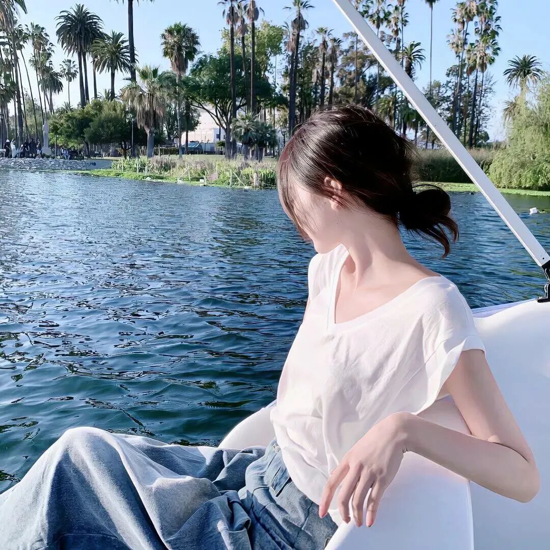 氛围感女生头像侧脸女生头像