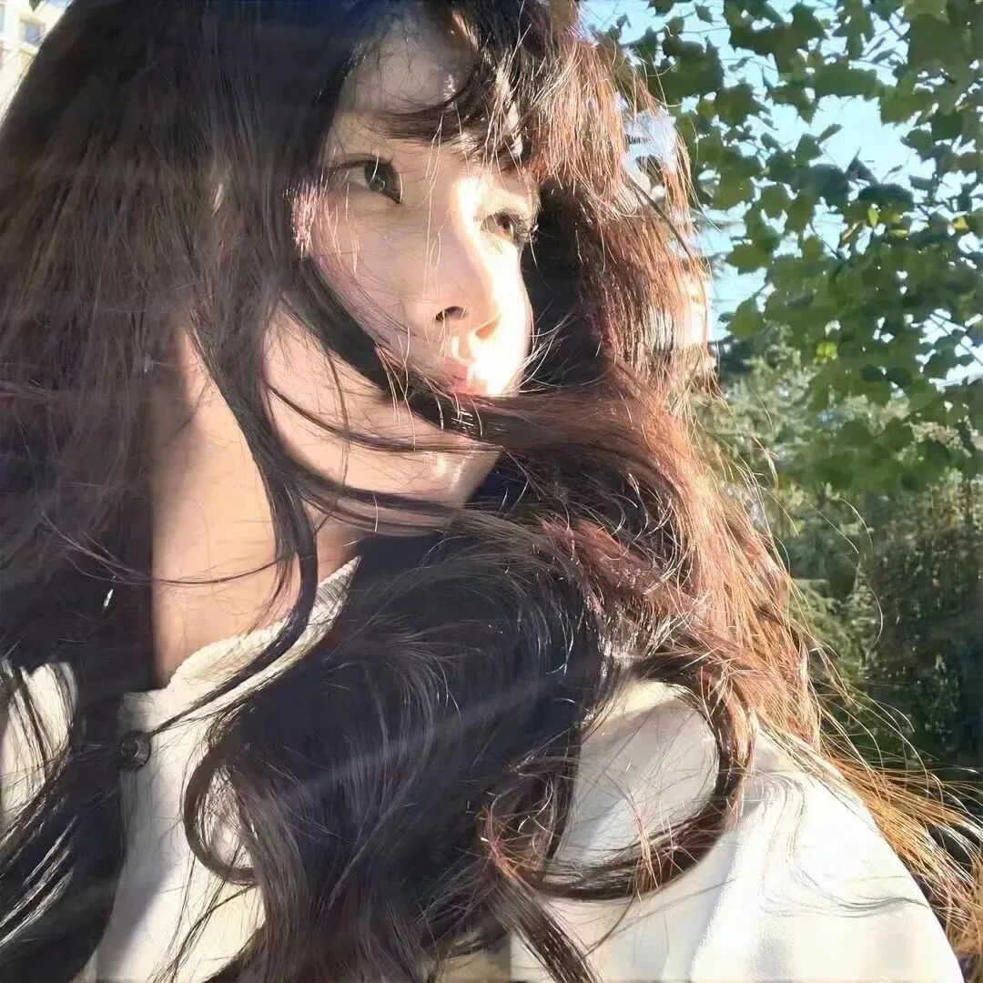 氛围感女生头像侧脸女生头像