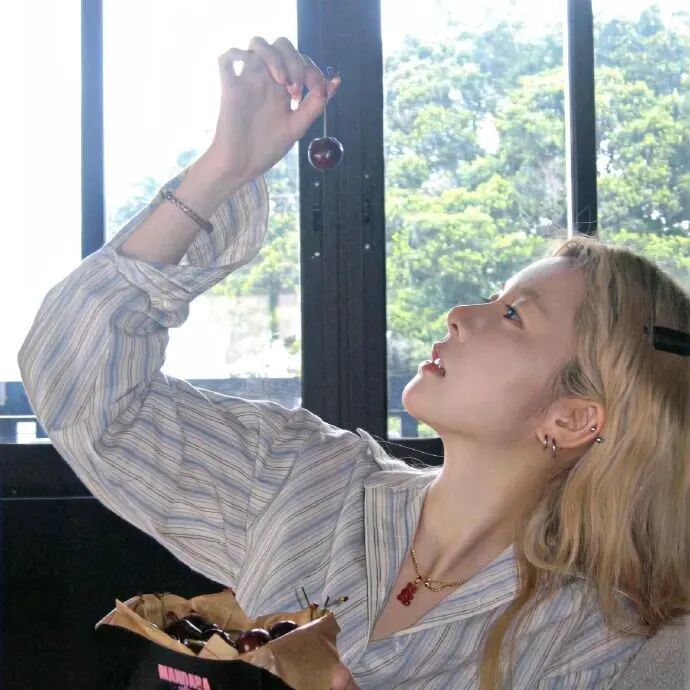 小清新侧脸女生头像