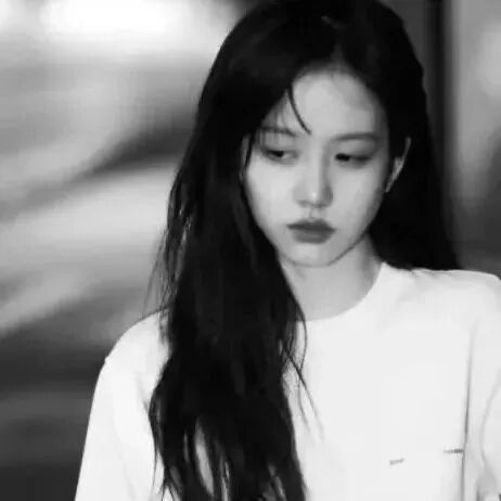 孤独感女生头像黑白女生头像
