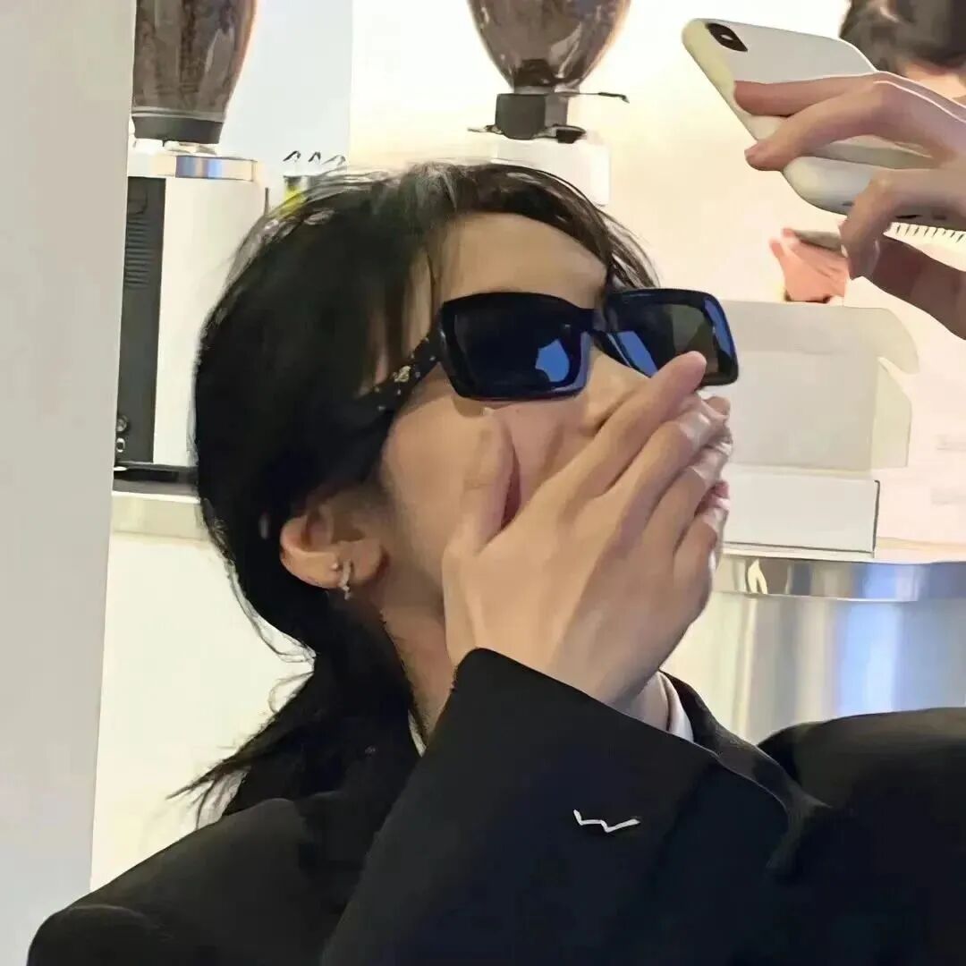 搞怪女生头像侧脸头像墨镜头像