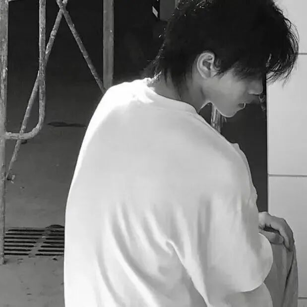 黑白帅气侧脸男生头像