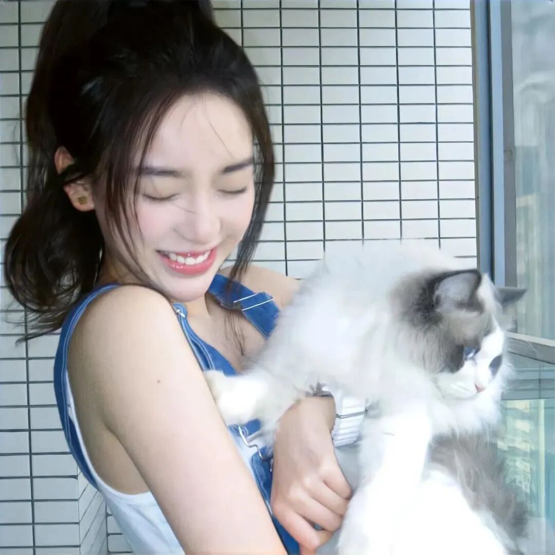 抱着猫咪甜妹爱笑女生头像