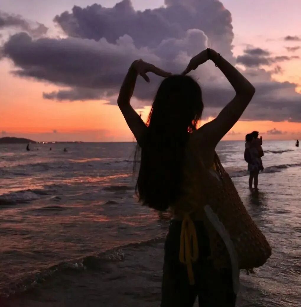 氛围感不露脸背影海边女生头像