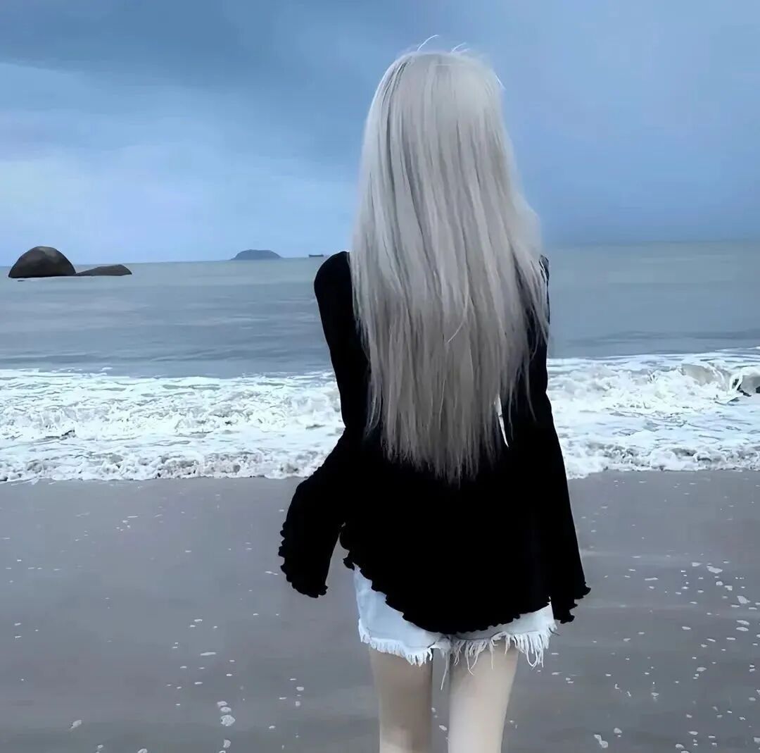 海边背影不露脸女生头像