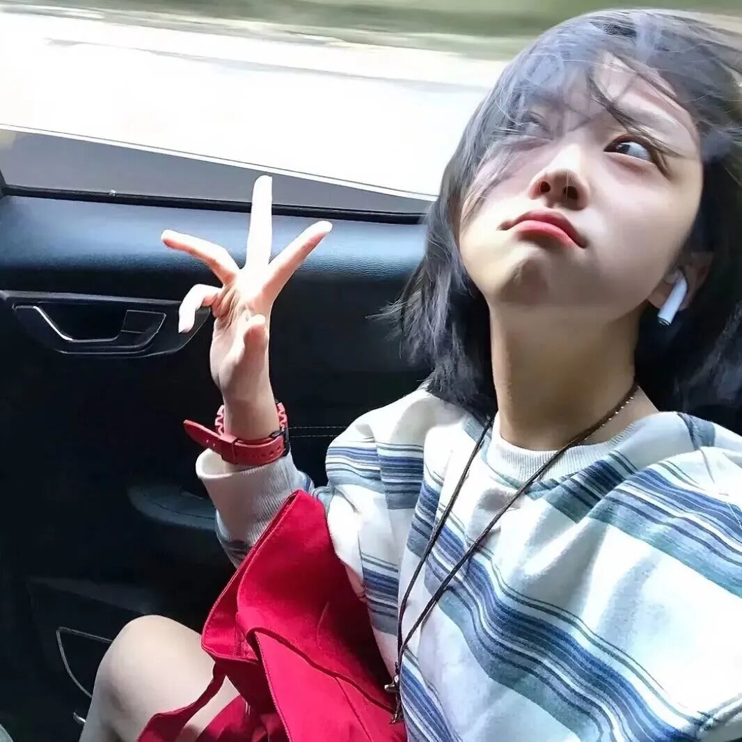 车内剪刀手小众女生头像
