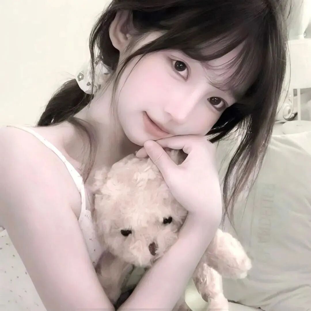 抱着玩偶少萝女生头像