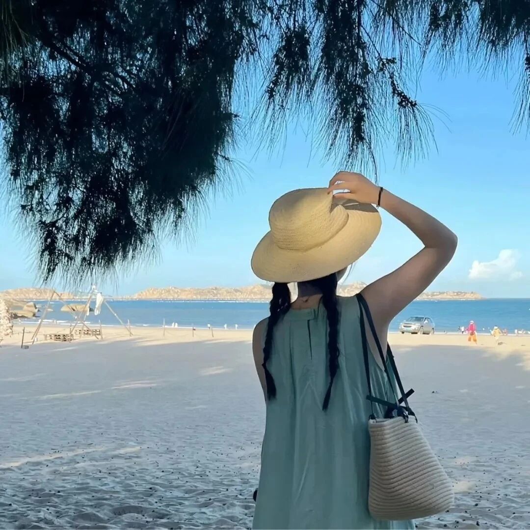 海边温柔背影不露脸女生头像
