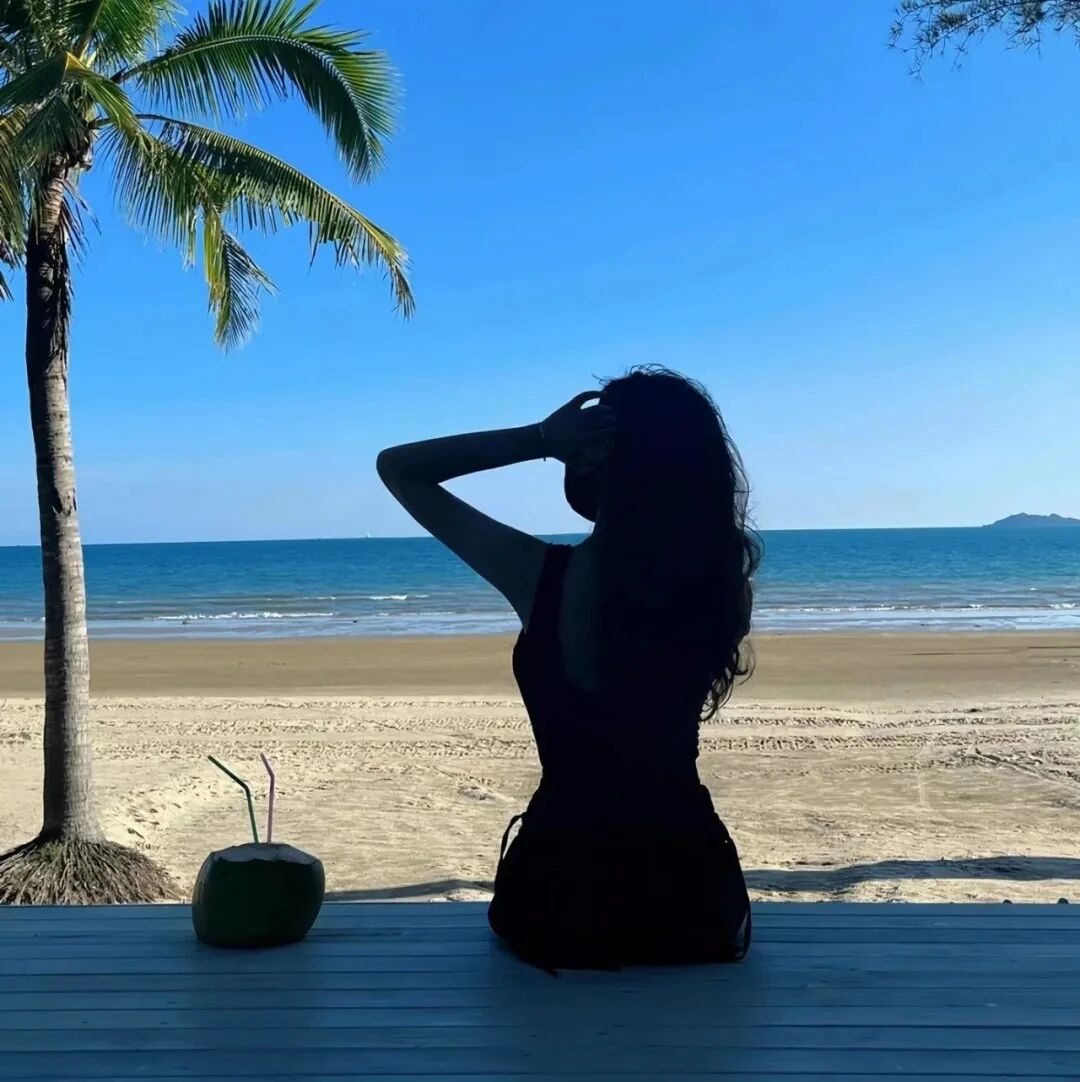 海边气质背影不露脸女生头像
