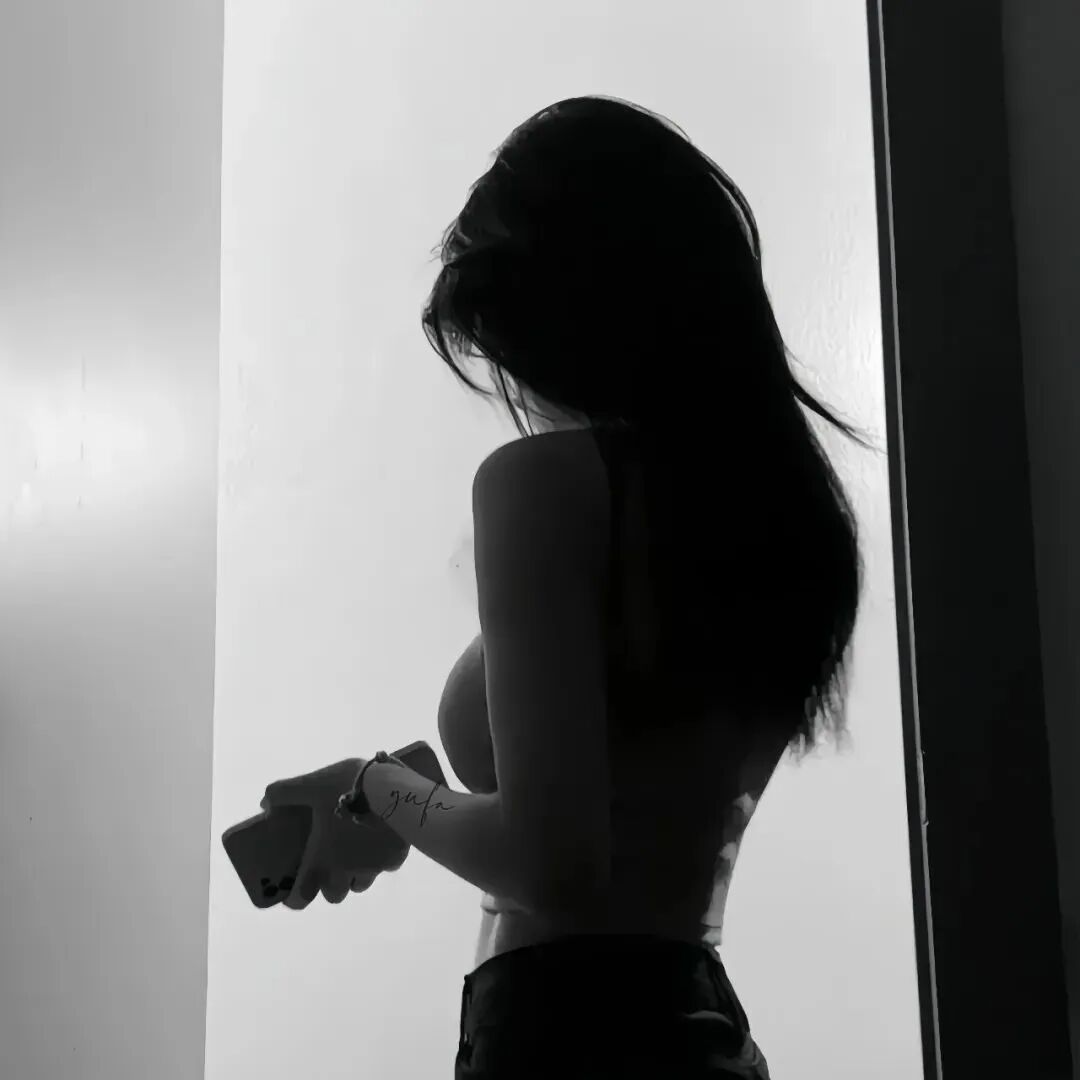气质黑白背影不露脸女生头像