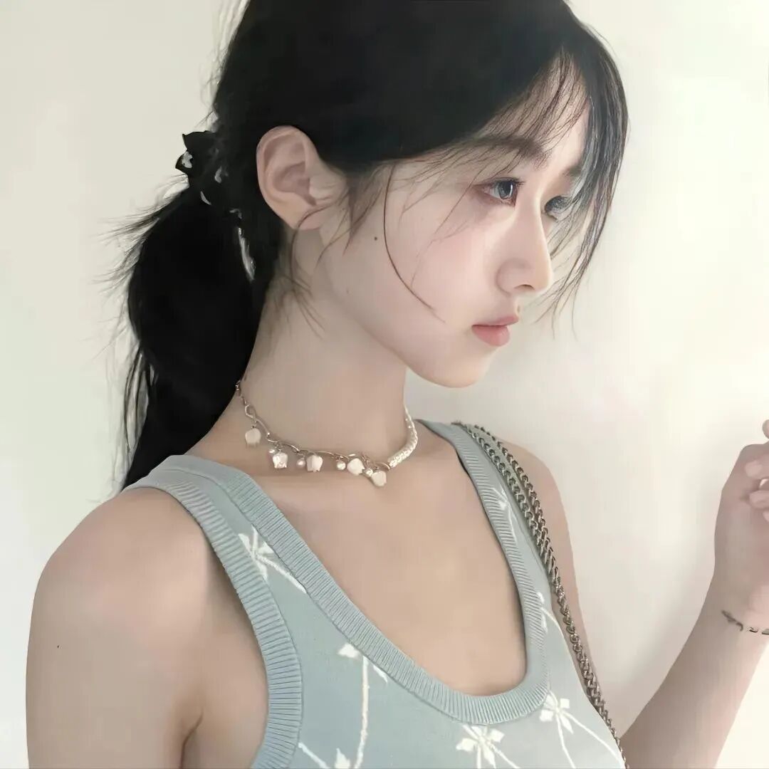 蓝色小众侧脸女生头像