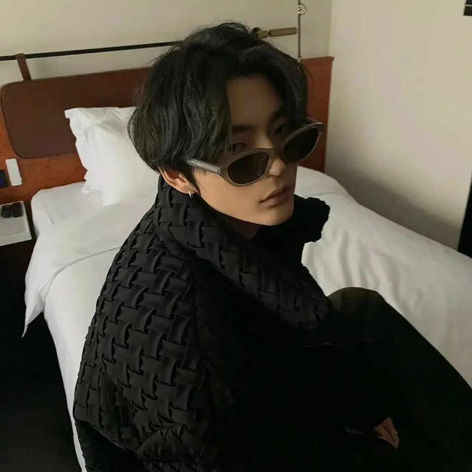 墨镜冷酷男生头像