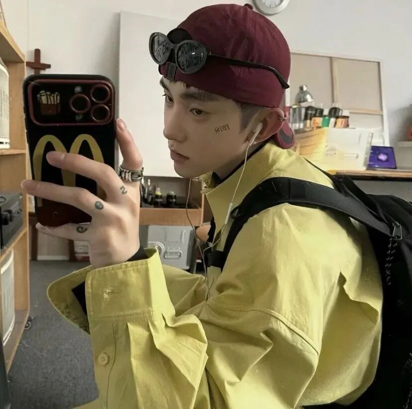 自拍手机侧脸个性男生头像