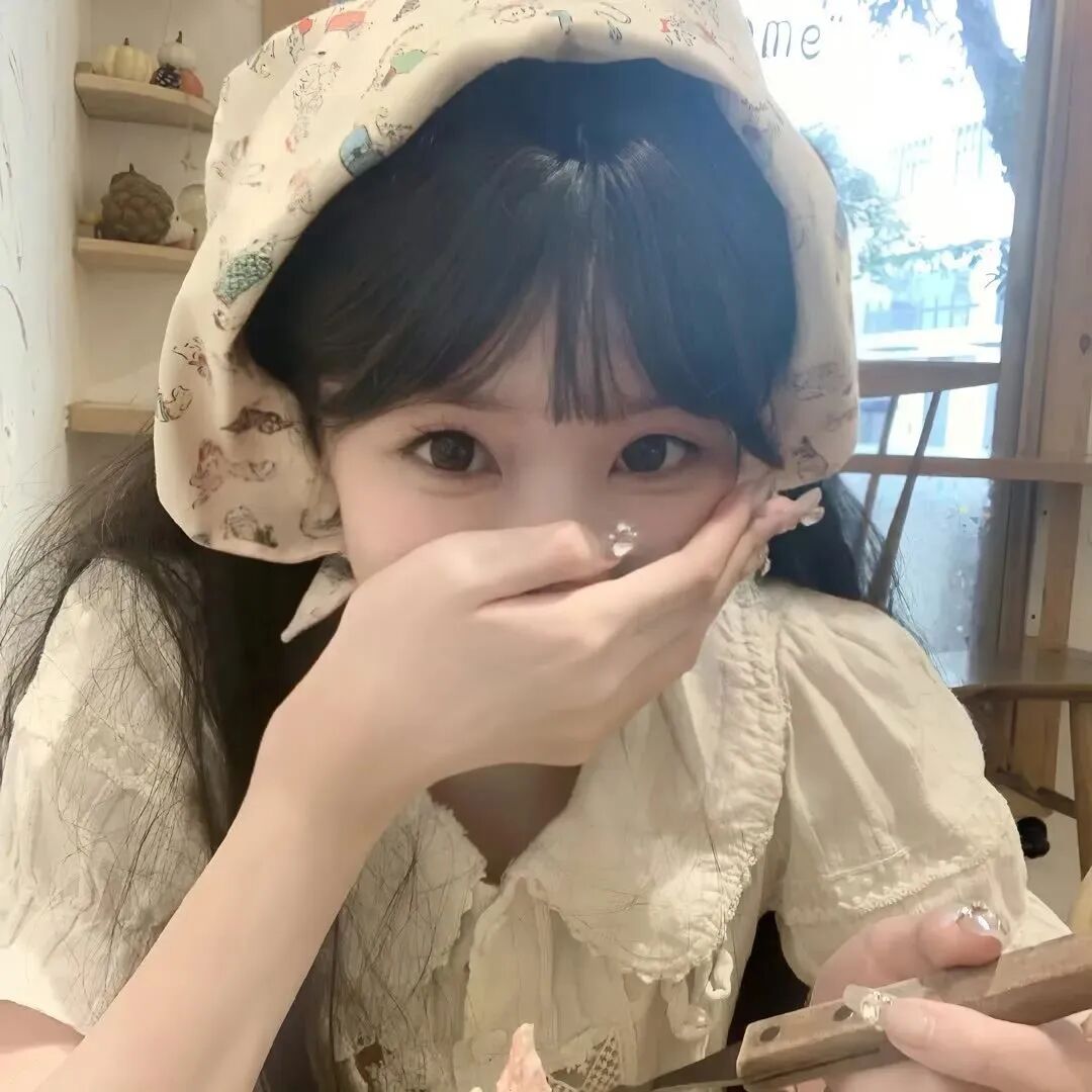 捂嘴甜妹女生头像