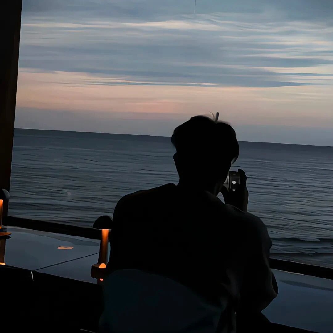 海边孤独感不露脸男生头像