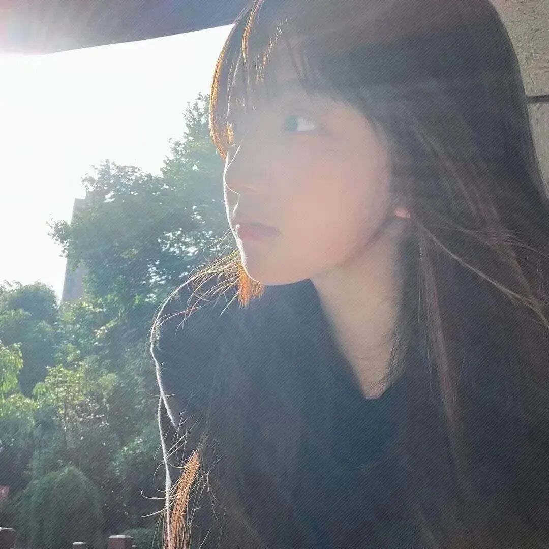 光感侧脸女生头像